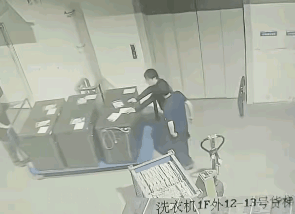 俗话说得好:兔子逼急了都会咬人，看起来并不是没有道理的。车间里面，只见一名员工正