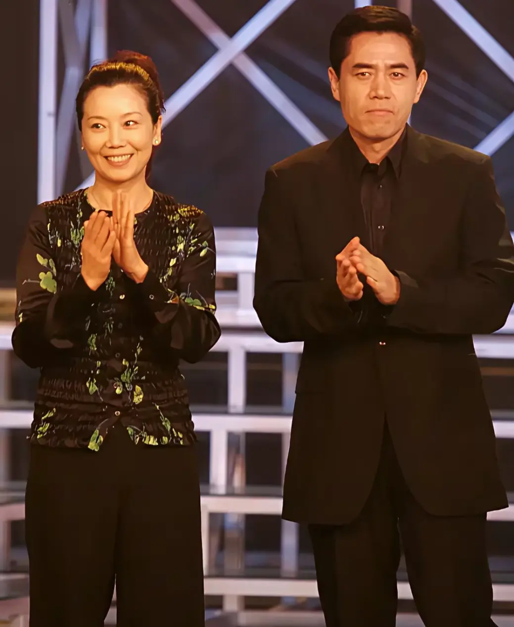你能认出陈宝国旁边的人是谁吗？