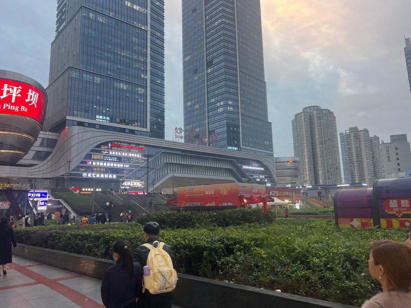 昨晚到了沙坪坝，和乖妈朋友，数位重庆美女一起用餐。她们都是已经上大学子女的母亲哦