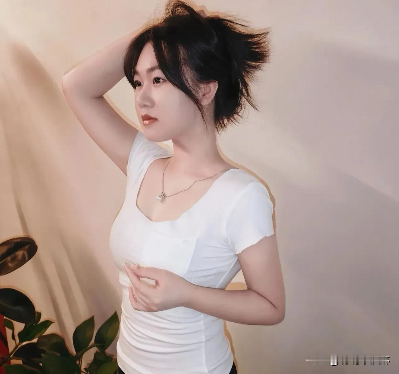 圆脸不是缺陷，是胶原蛋白的满溢！拒绝瘦脸滤镜，原生美感更耐看。每个弧