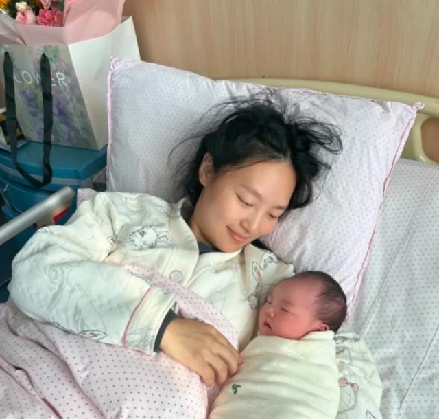 侄女生完孩子问我：请月嫂一个月一万，这钱该婆婆出吗？我立马想到自己当年坐月子