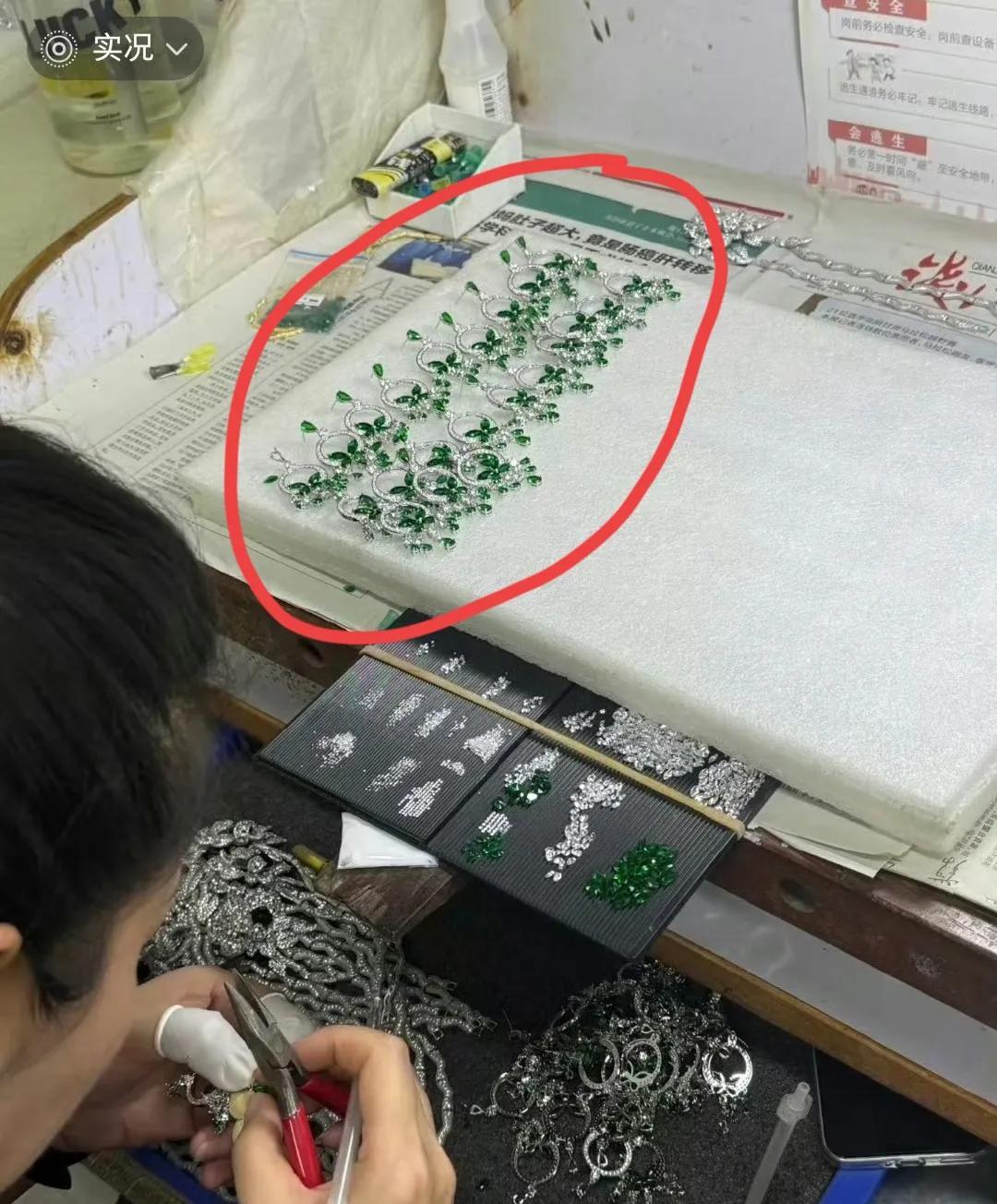 黄杨钿甜的妈妈算是干了一件好事，不光是因为耳环事件让一些人接受监督和调查，也不