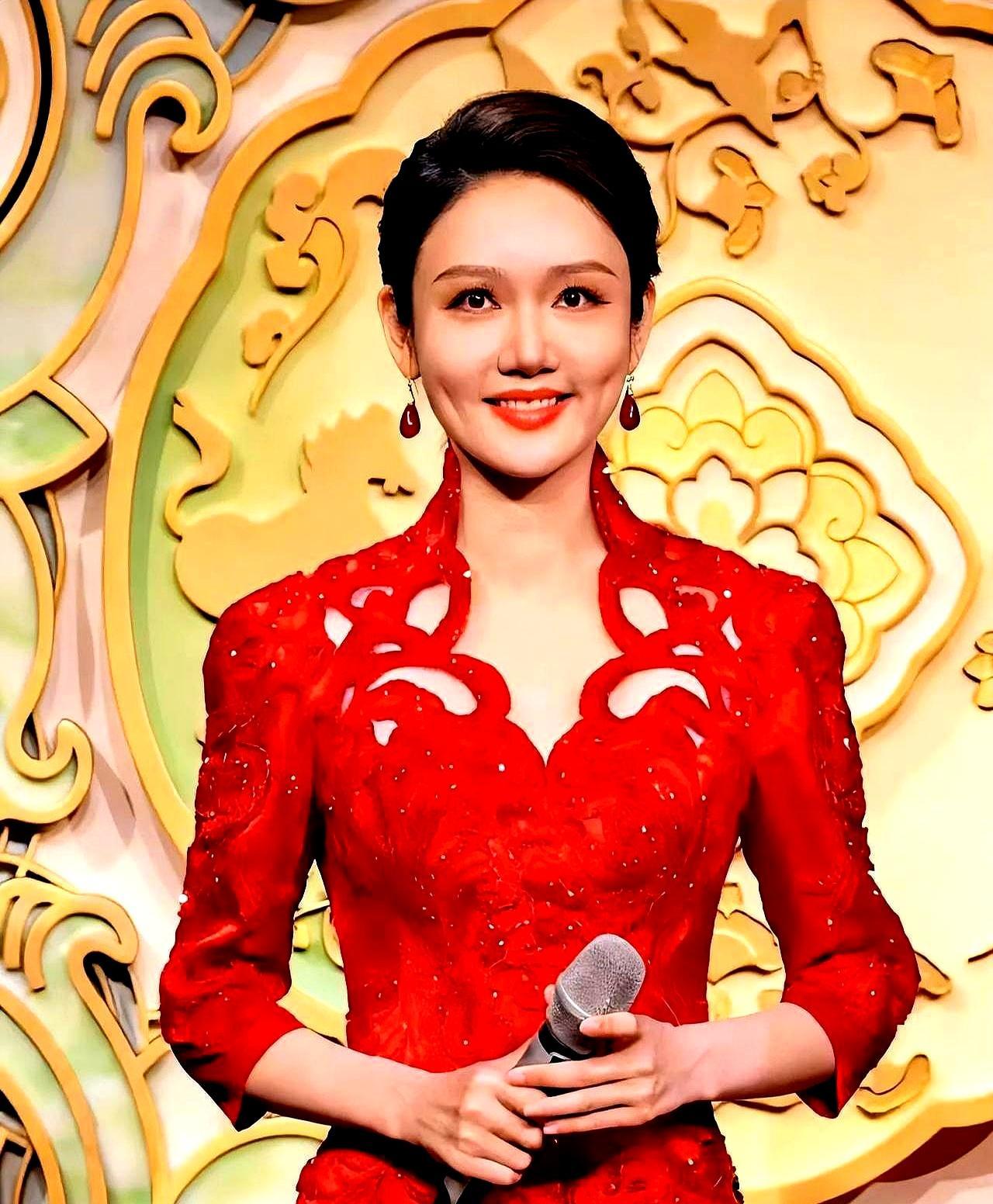 春晚刚结束，龙洋摘耳麦时手都在抖，一转身，眼泪就下来了。尼格买提什么都没说