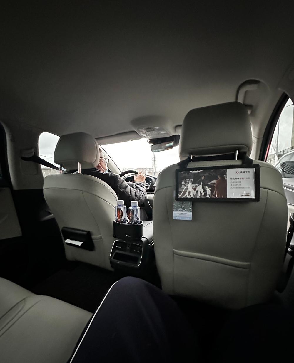 现在网约车越来越多，根本上是供需两头需求量大。从乘客这边说，谁还耐烦在路边冻