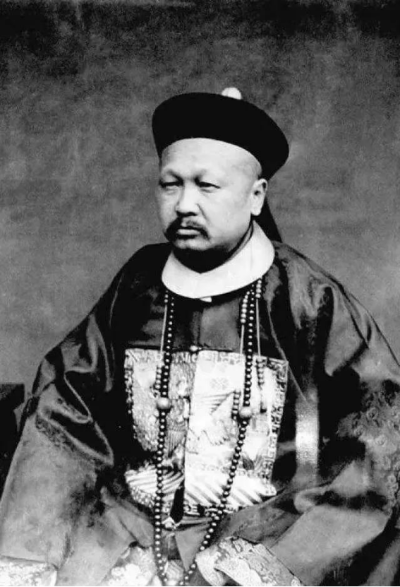 1901年，清朝的朝廷内外风云变幻。就在那年，一个沉重的早晨，赵舒翘，一位曾经的