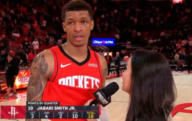 NBA常规赛，火箭119-113击败公牛。赛后火箭球员小贾巴里-史密斯接受了记