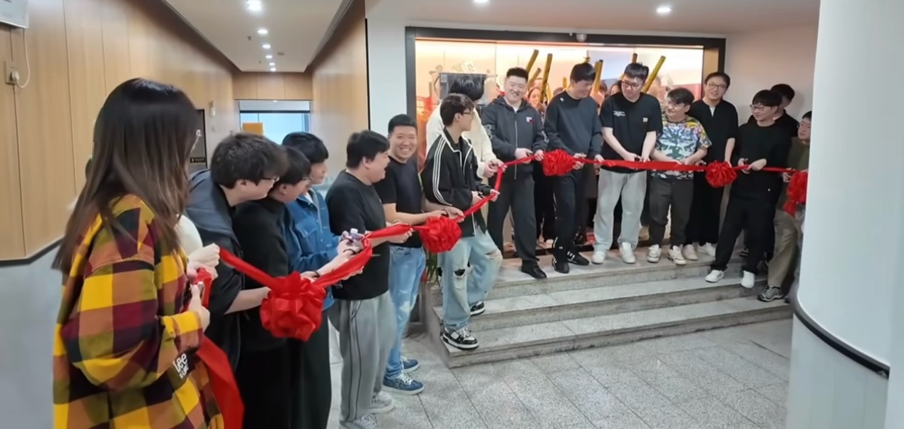 昨天高老庄开业剪彩，OB有空的基本都去了，真的蛮羡慕OB几个的，十几年了，一直关