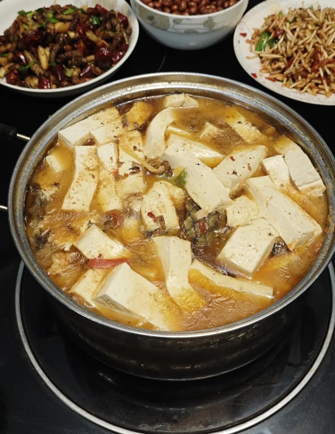 其实女人从来没有上桌吃饭今天到舅舅家吃饭舅妈忙里忙外也没有坐下吃饭，而舅舅坐