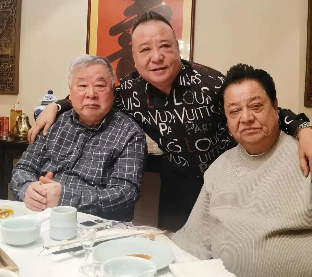 这张三人合照，我只认出了穿着格子衫、面色红润的著名相声表演艺术家赵炎与身着米色毛