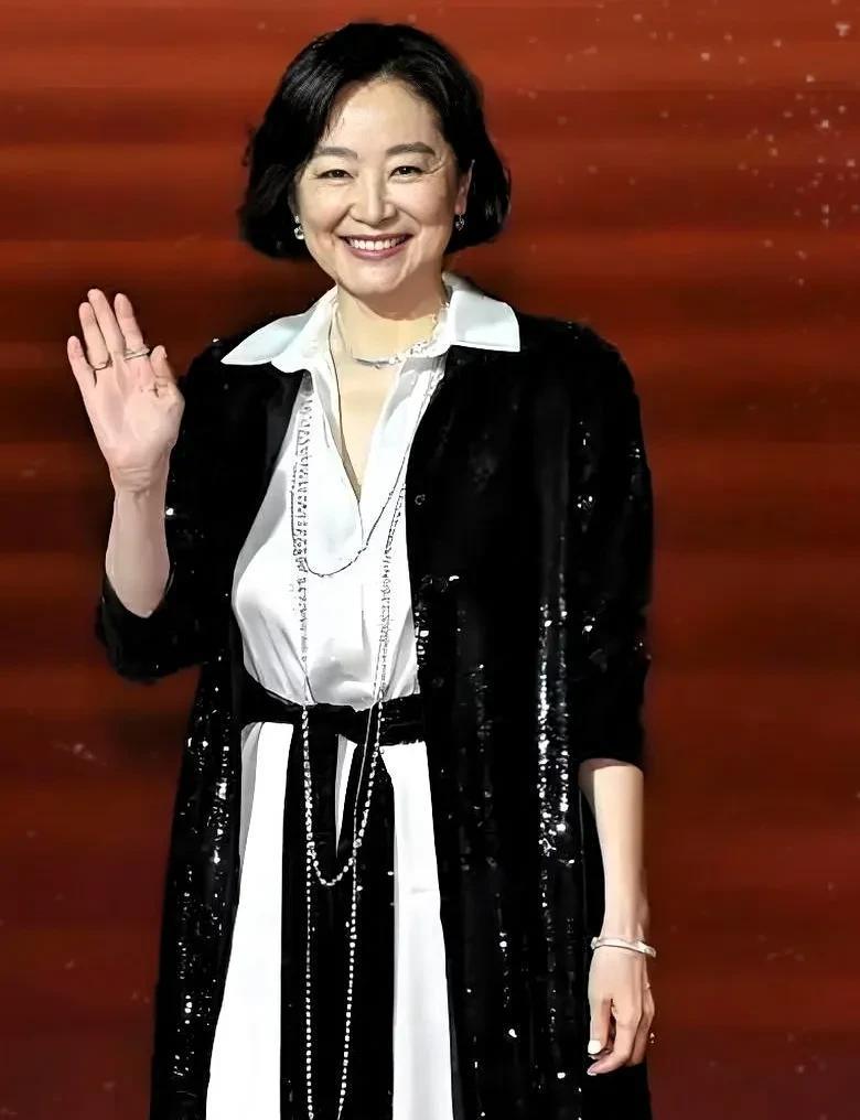 71岁林青霞素颜逛小镇！皱纹真实却惊艳全网，网友炸锅：这才是抗老天花板她身