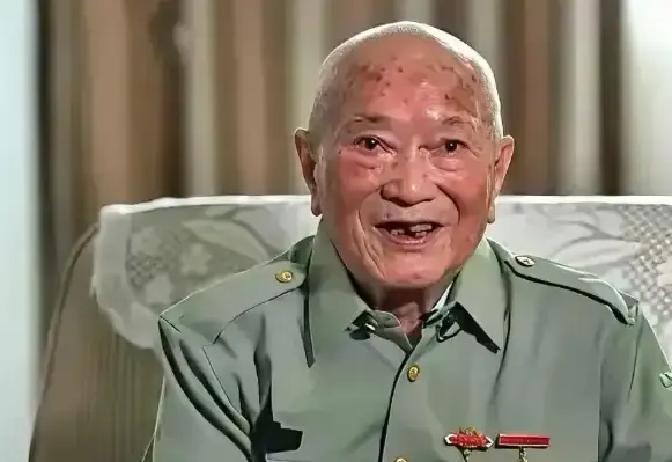 1979年的成都，在军区招待所的一间客房里，刚刚结束视察工作的南京军区第一政委廖