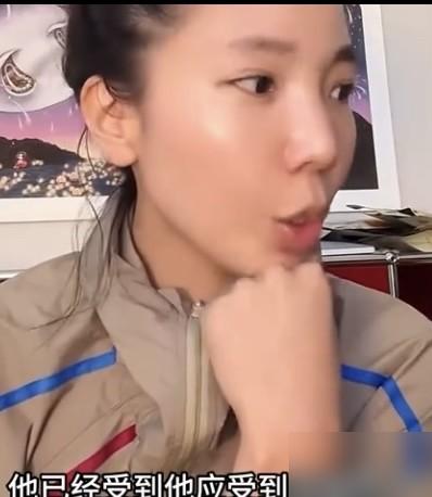 别再劝张婉婷离婚了，她根本不是在原谅，她是在“抄底”。你以为她在直播间里流露