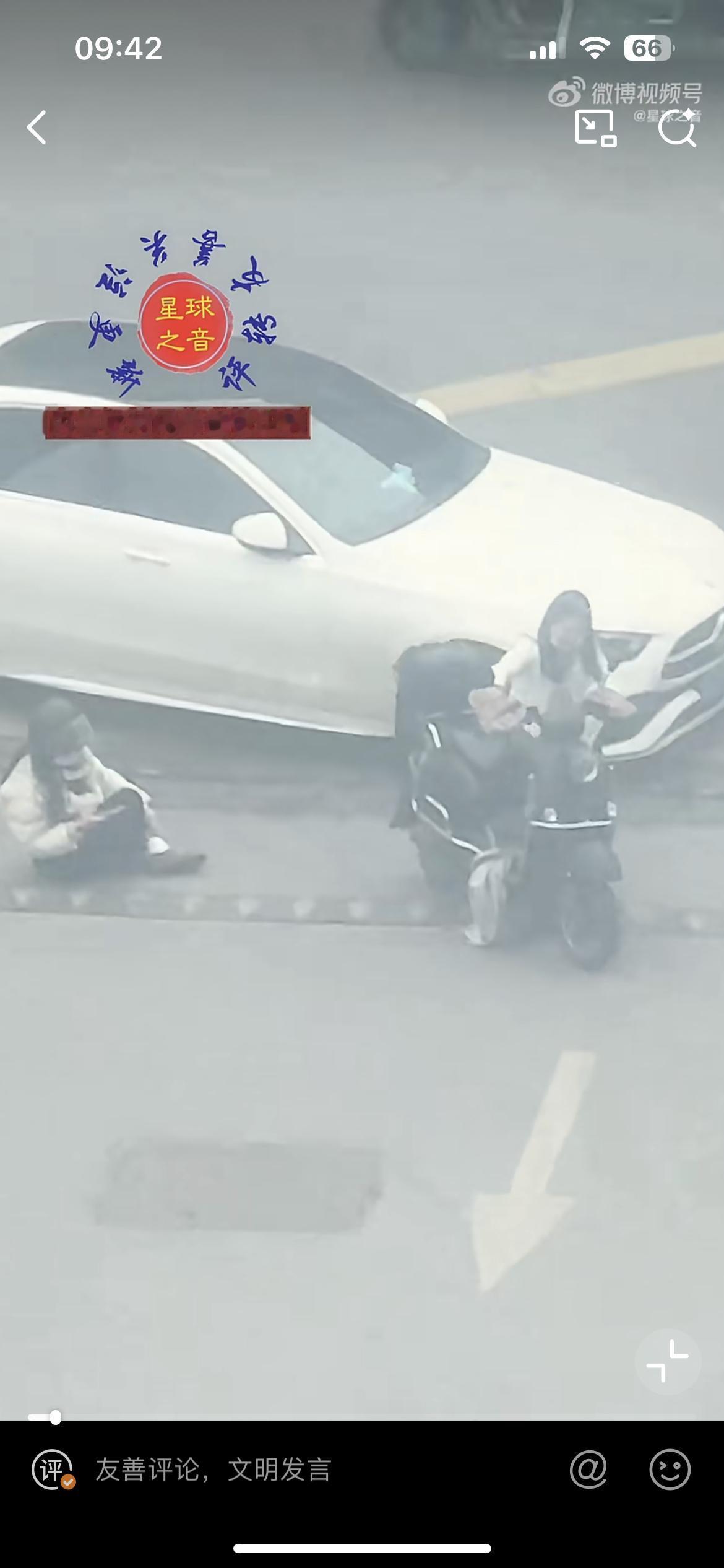 有这么蠢的女司机吗？开奔驰和电瓶车撞了，一起简单的的交通事故，却被这个无知女人的