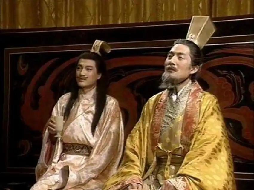汉武帝那时有“推恩令”，旨在让诸侯王的每个孩子都能继承封地。原本一人做主的封地被