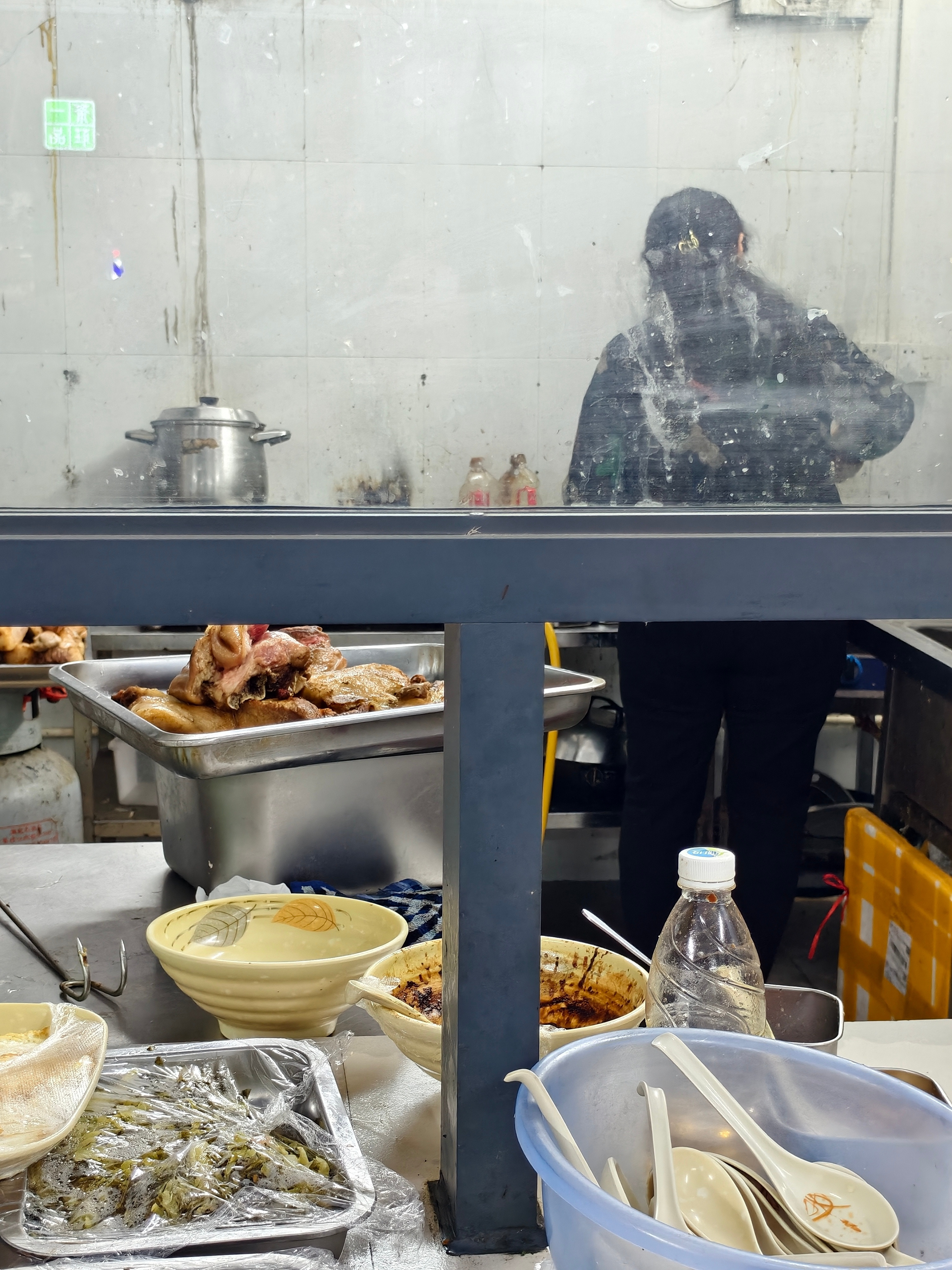 如果你问我预制菜标准是什么，我认可广东。非预制菜（图1）：水族馆（海鲜大排档）就