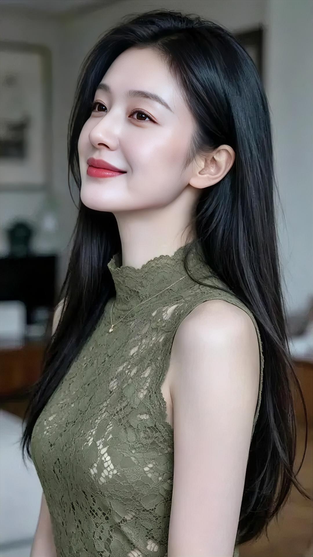 《绿影漫时光》橄榄绿蕾丝，轻裹夏日的凉，波浪立领，藏着细碎温光。长发