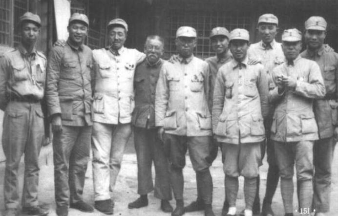 1938年秋,徐海东(左2起)贺龙、谢觉哉、罗荣桓、肖克、关向应、罗瑞卿、杨尚昆