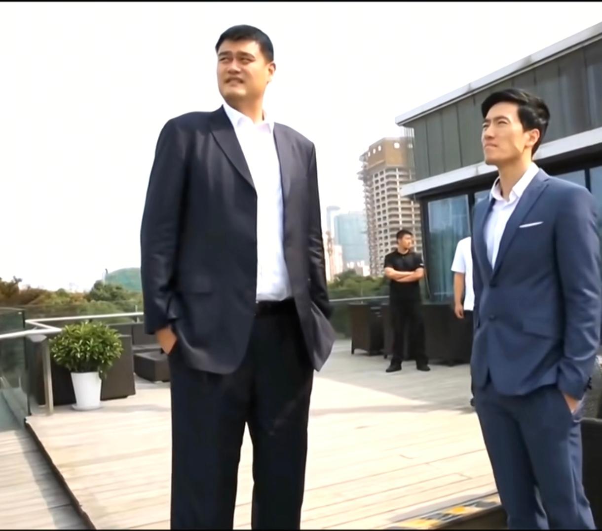 原来姚明2002年去NBA打球前遇到的波折和困难，比现在刘翔面对的二选一问题还要