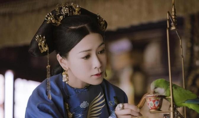 1765年，乾隆南巡时，将那拉氏拥入怀中，两人如胶似漆，可当天晚膳之时，那拉氏却