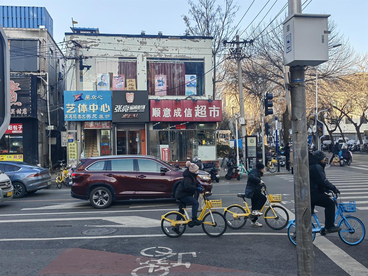 今天上午小区楼下的超市，有个人偷烟偷酒被抓，超市老板报了警。偷烟偷酒的是一个5