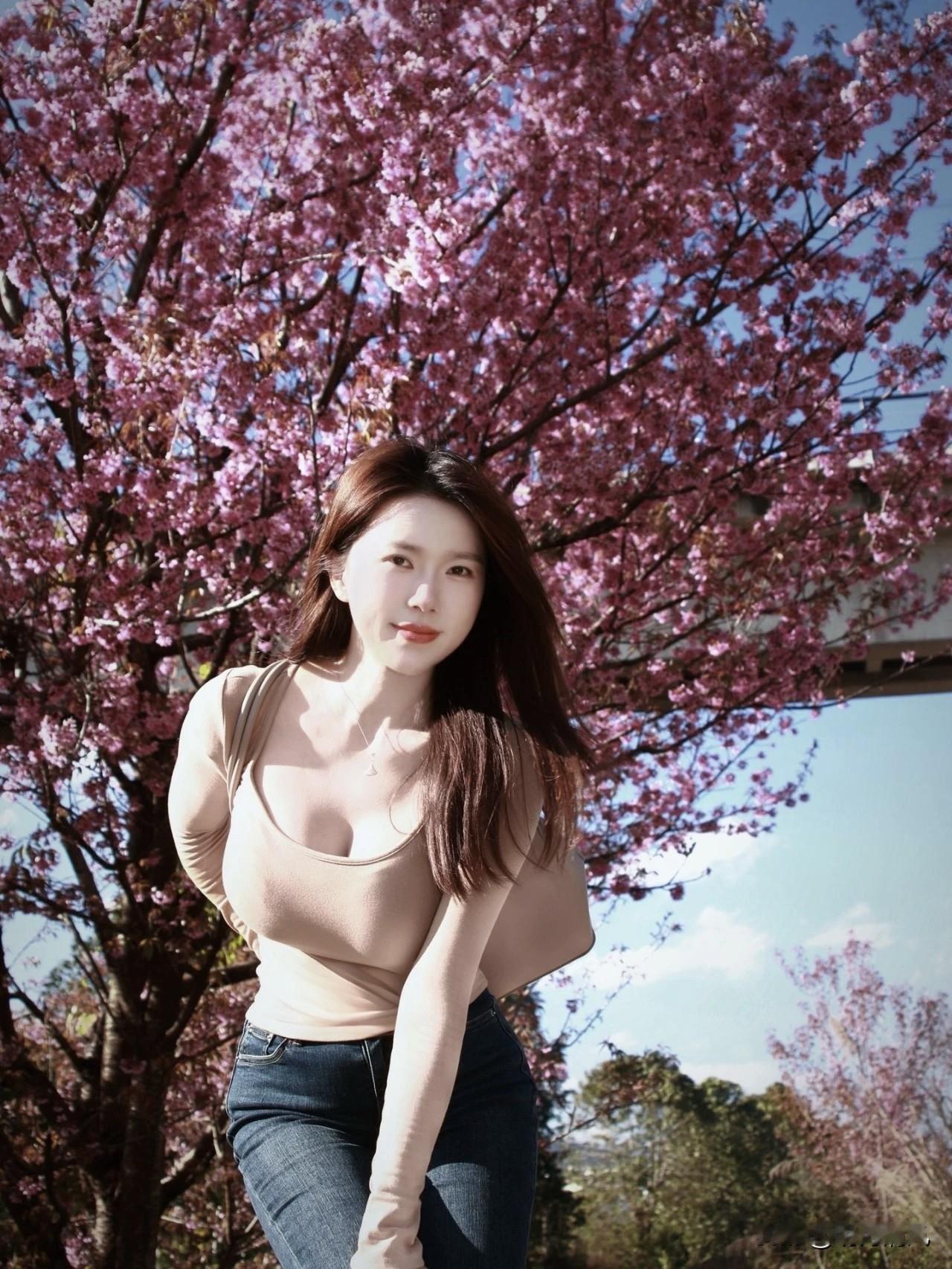 樱花拍照的温柔氛围感，算是被大家玩明白了！刷到好多小姐姐在花树下的美照，明媚