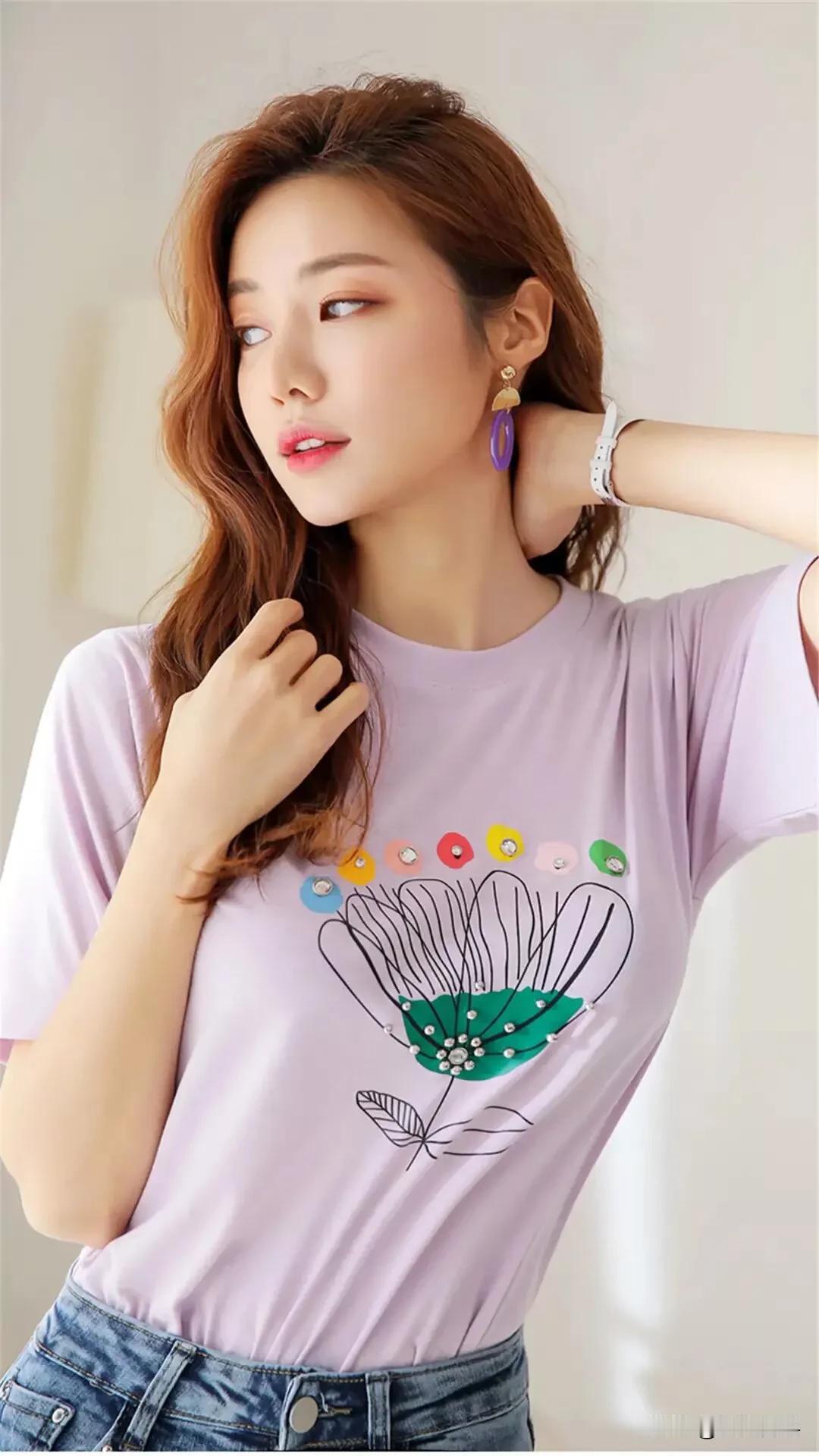 少女心爆棚的粉色T恤配牛仔裤，简直是清新自然少女感的标配！粉色T恤选得好超加分