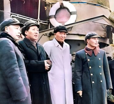 这是1953年毛主席视察南昌舰。他身边的三人身份都不一般。三人中一位是元帅，一位