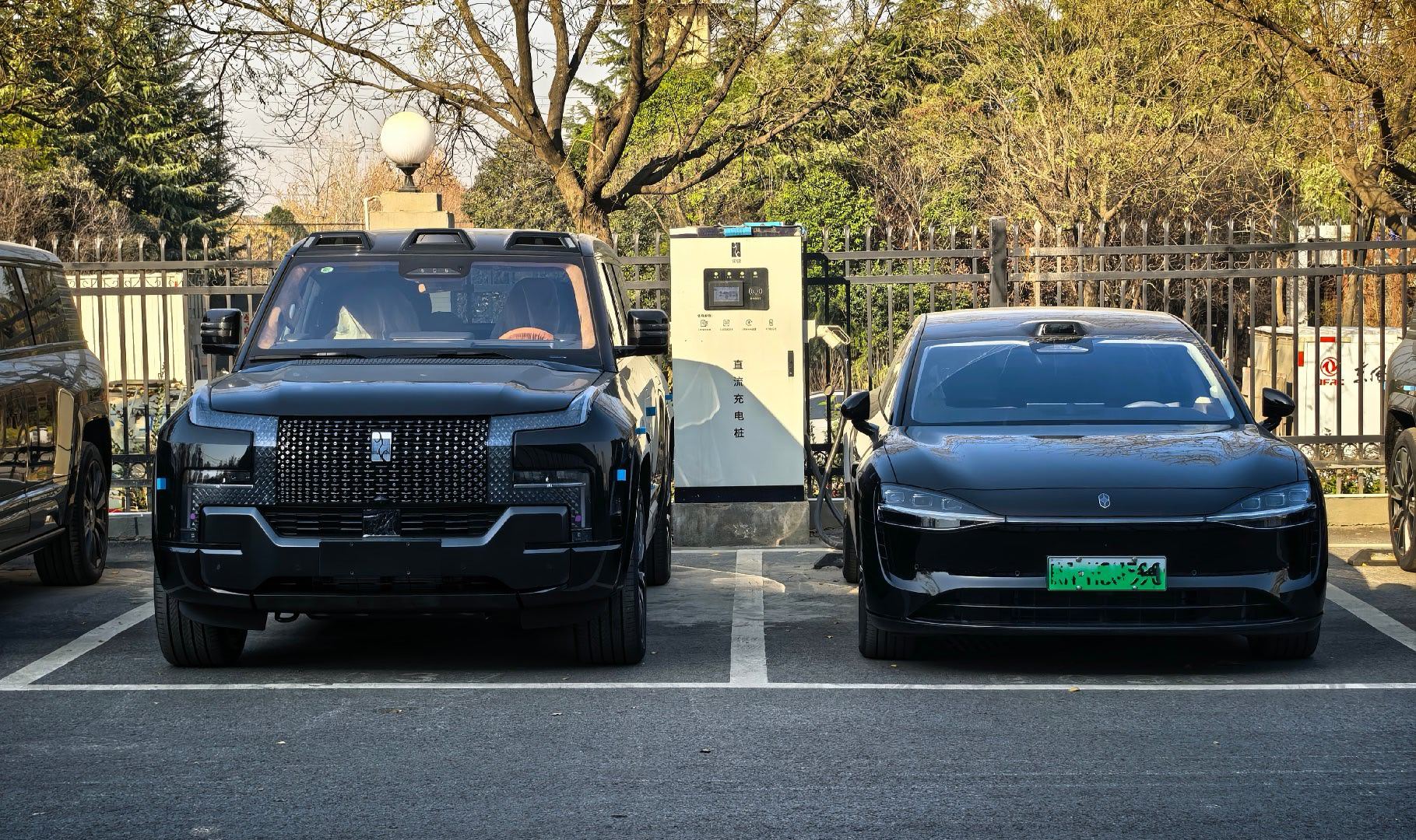 享界S9T、仰望U8L这组合挺好的，一个优雅，一个霸气，一个城区开，一个越野开。