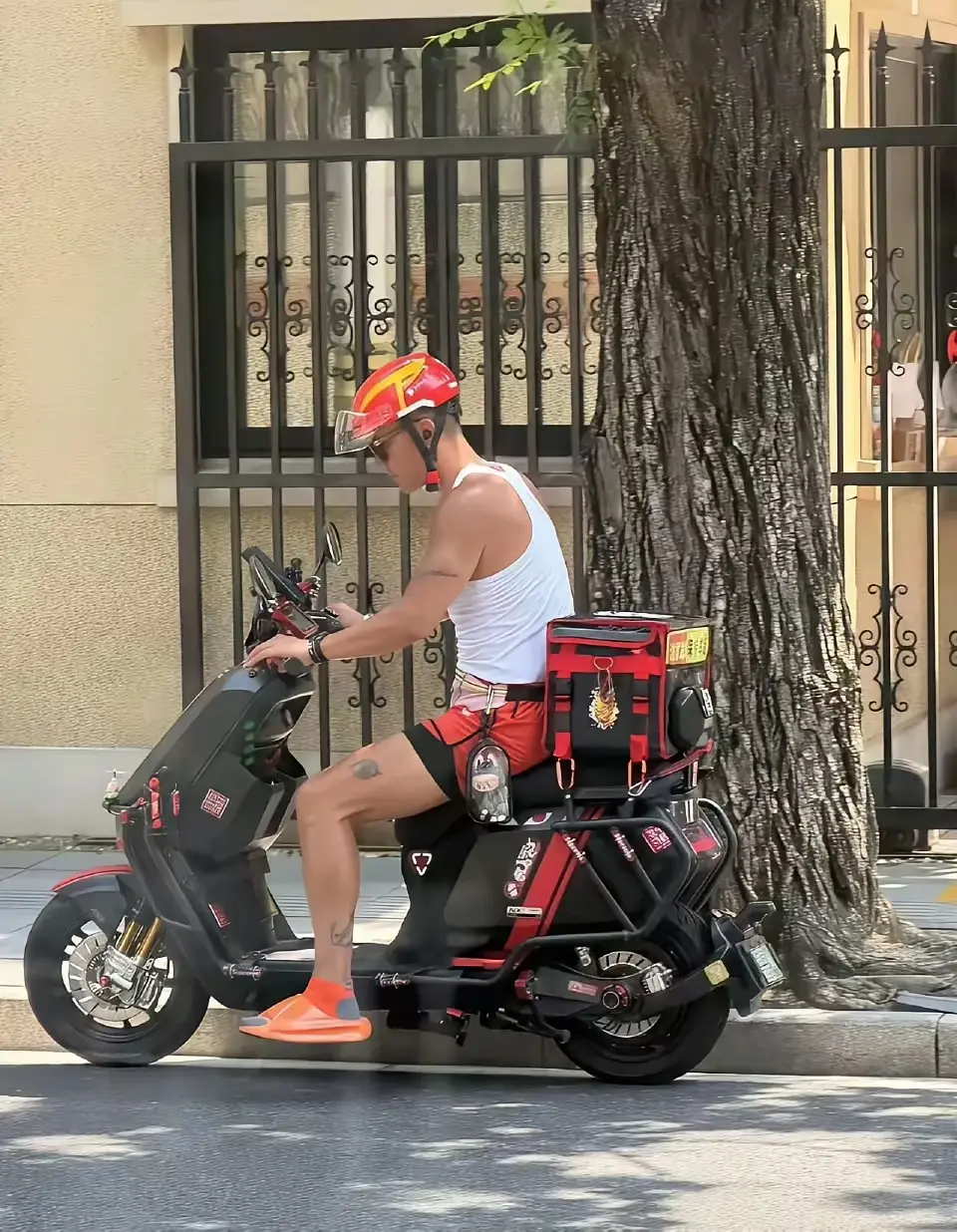 现在的外卖小哥都这么卷了吗