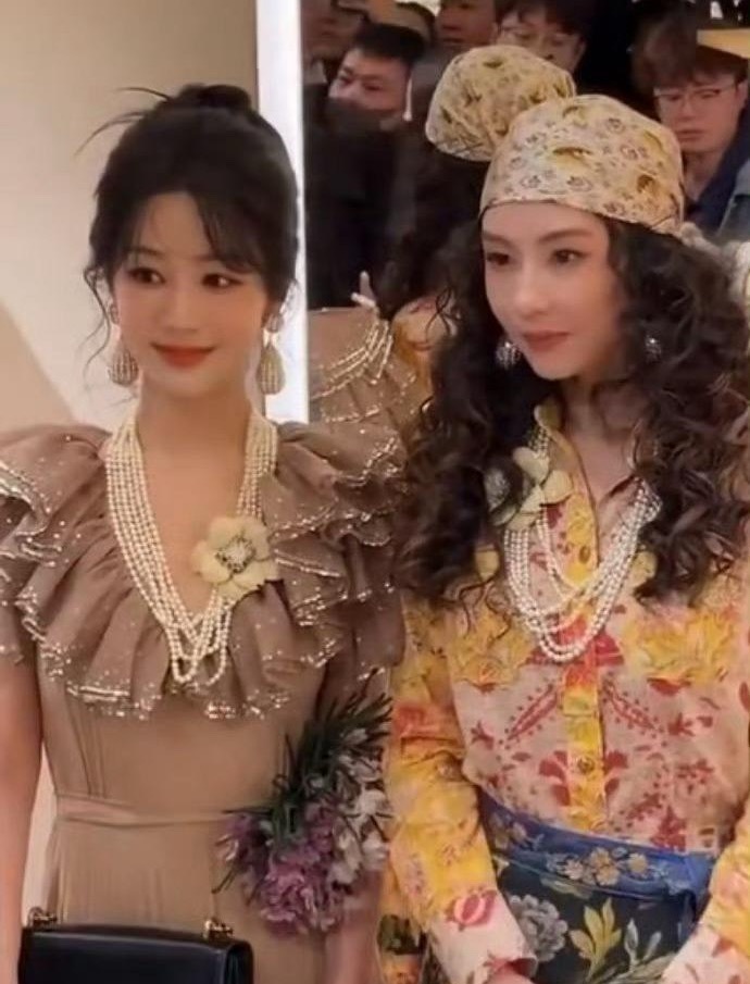 杨紫蛮神奇的，很多人老吐槽她不好看，但她和其他女艺人同框的时候，都不会失色​​