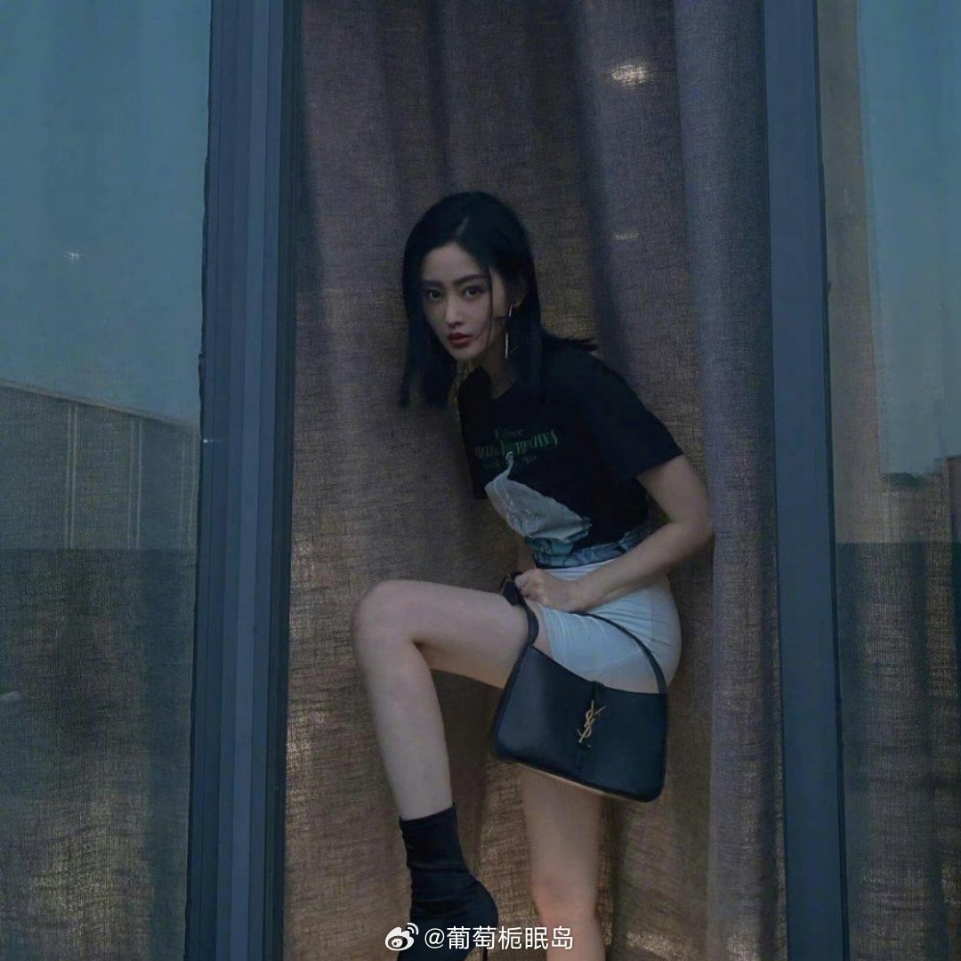 张天爱这套百看不厌，这才叫前凸后翘御姐脸