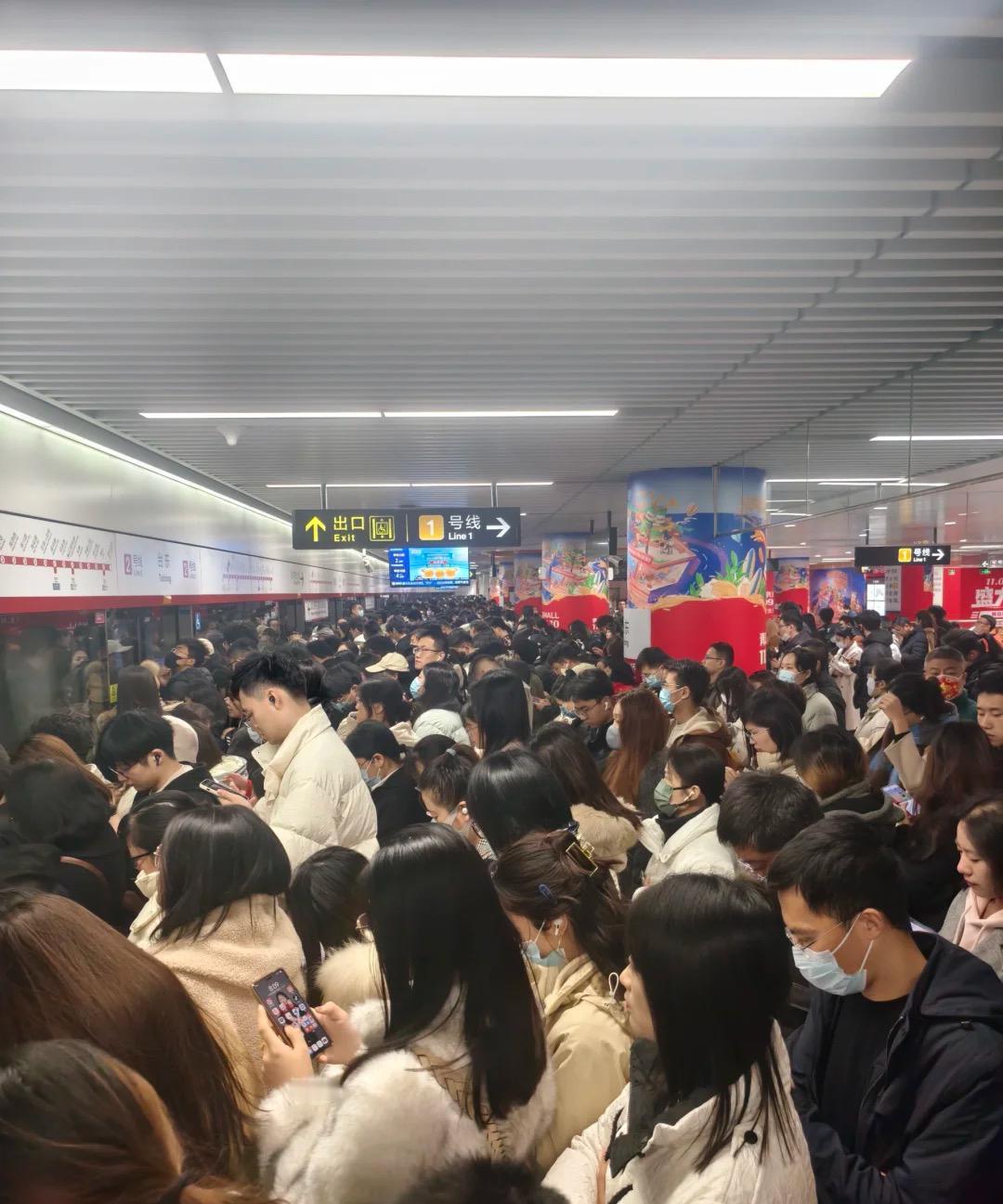 现在打车等半小时都没人接。早上赶地铁迟到，想叫个网约车，结果刷新十分钟、加价