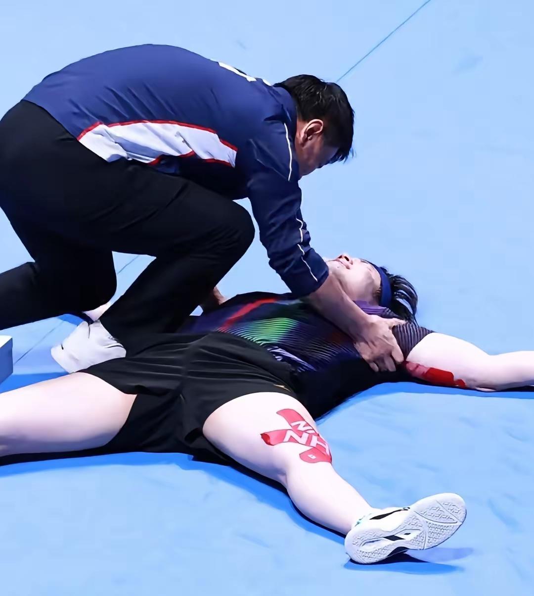 王皓真的好像急救人员，一下冲过来，还摇晃王楚钦像“先生？先生？你怎么了？”确