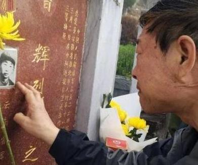 2019年，退休后的149师副师长曹从连，在云南屏边烈士陵园抚摸儿子曹辉的墓碑，