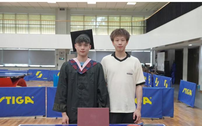 林高远陪黎俊辉弟弟一起参加大学毕业典礼6月18日，林高远陪弟弟一起参加北京体