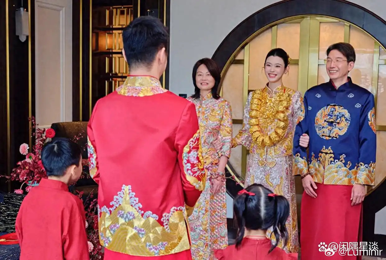 四太出手真阔绰！奚梦瑶中式裙褂配22只龙凤镯，网友一算账：这得300万吧？​