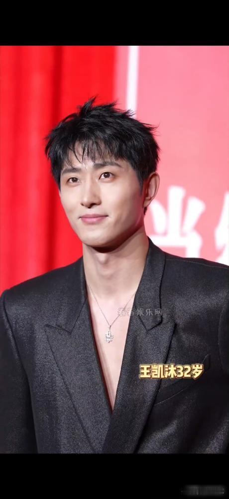 千万别再信短剧里的霸总了，哥们儿，那都是科技与狠活儿。你以为屏幕上那个下颌线