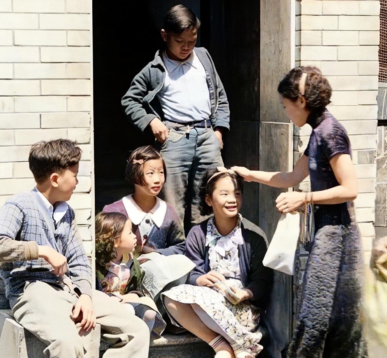 这是1937年旧金山唐人街的小孩子们为抗战募捐。当募捐人士走到孩子们身边时，她们