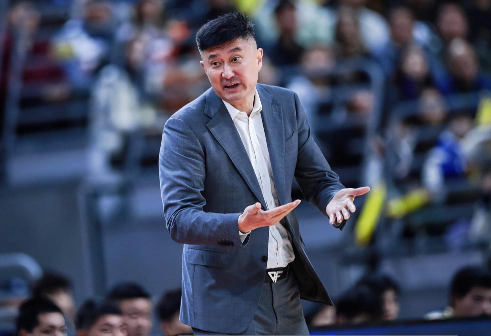 朱芳雨：杜指导，你在梦游吗？末节上萨林杰+杜润旺+张皓嘉，老寒腿组合？？？杜锋