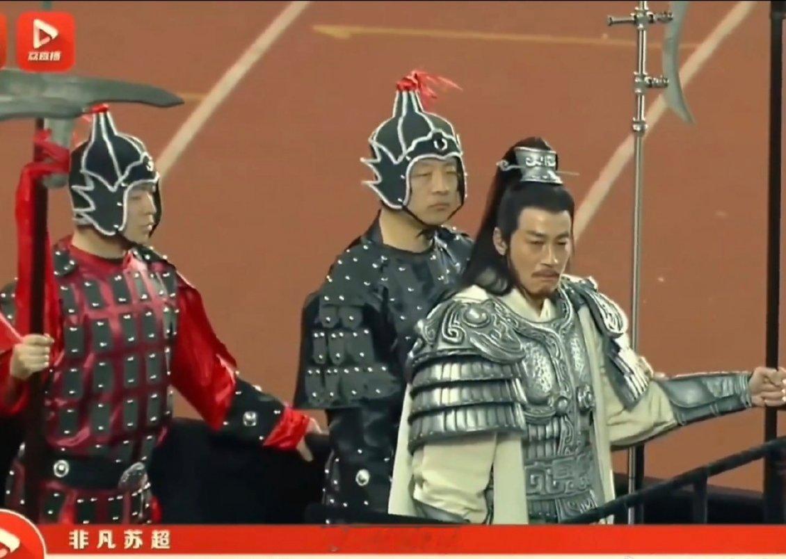 4月18日，何润东身披霸王战甲亮相苏超宿迁主场，为球队助威引爆全网热度。京东同步