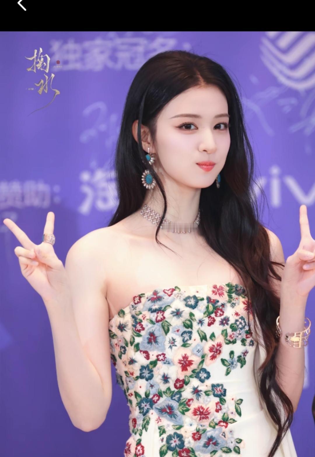 她终于不只被叫“白粥姐”了？这姑娘是真转型还是假突破？别急，先看看她这回的女