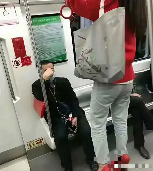 地铁上的一幕，不得不说，惊呆了。