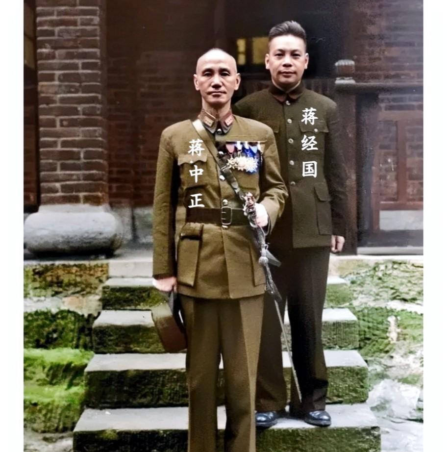这才是1945年蒋中正和儿子蒋经国在重庆林园的真实貌相，这可不是电视剧里的演员，