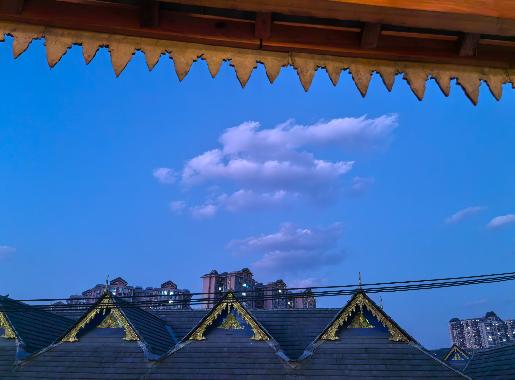 现在特朗普把对于伊朗的打击，可能是当成一个生意在做。也就是说袭不袭击伊朗，什么时