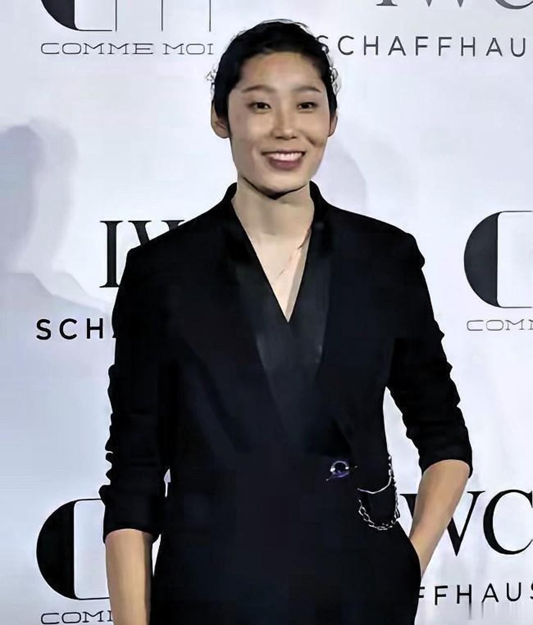 你信吗，就凭几万张普普通通的选票，一个已经两年没进国家队的姑娘，把全亚洲排坛都给