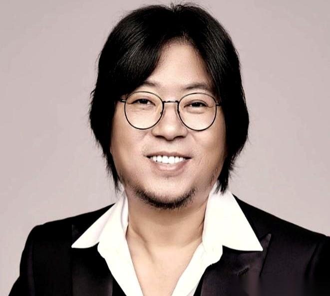 算命的跟19岁的高晓松说：你活不过35。34岁的最后一天，他开的车，两个前轮已