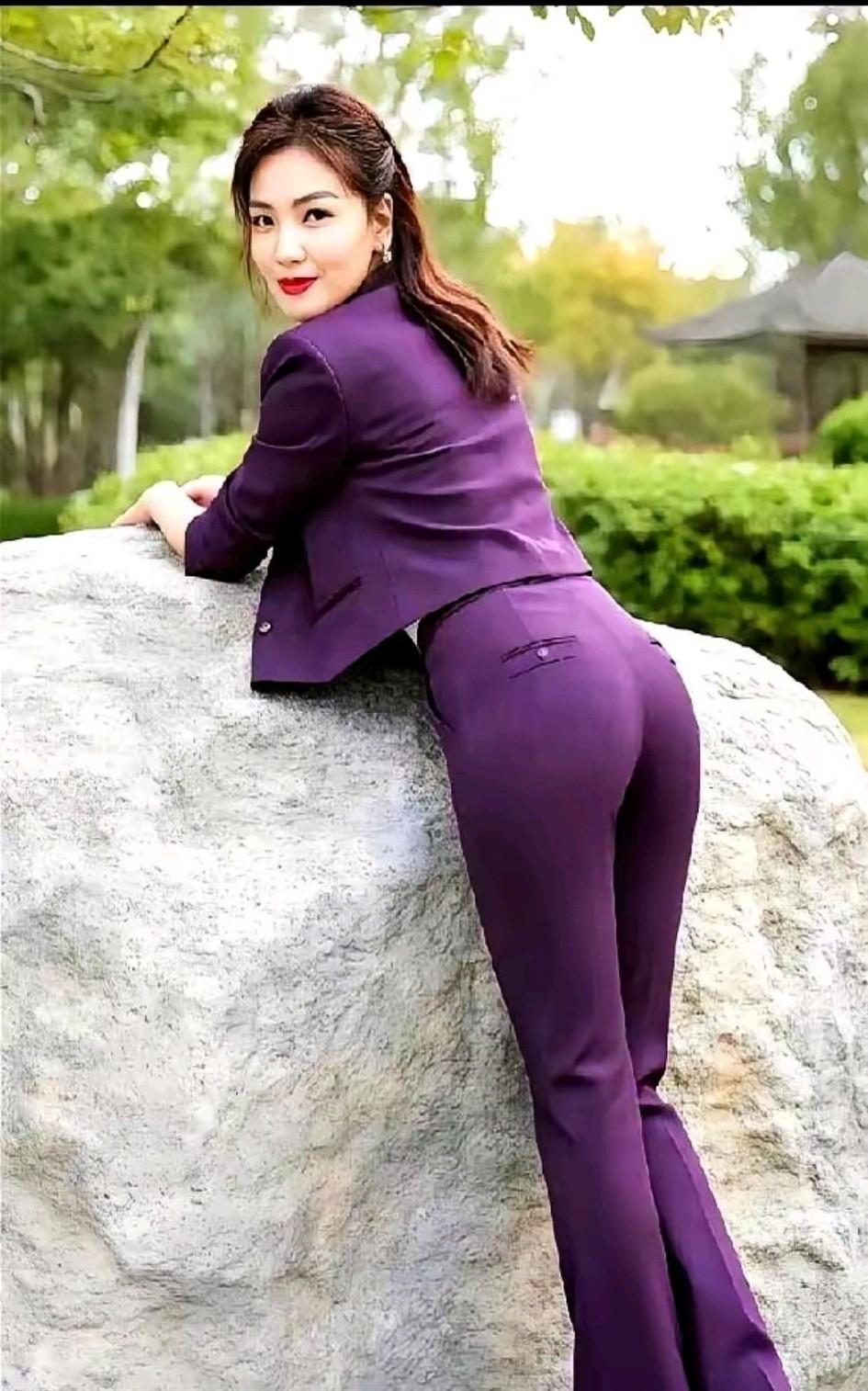 我敢说刘涛的这张照片一定爆火。就这颜值和衣着打扮，关键是一个侧身靠在石头上的动