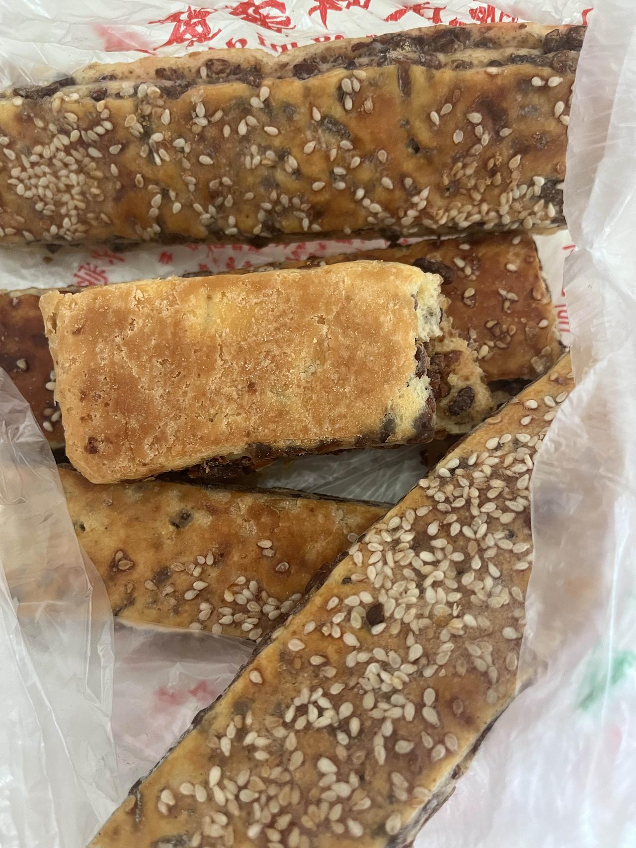 小作坊用料就是猛啊！！！前天在东光街买了一点红豆饼，昨天就长霉了。不至于一天