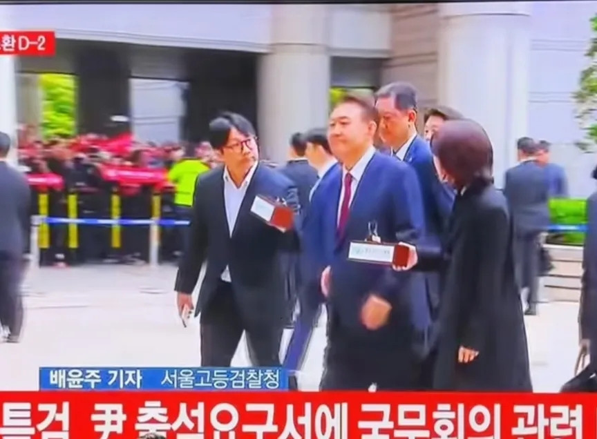 尹锡悦把保卫处和警察厅八个人给告了，这些人就是以前负责保卫他安全的人员，说他们泄