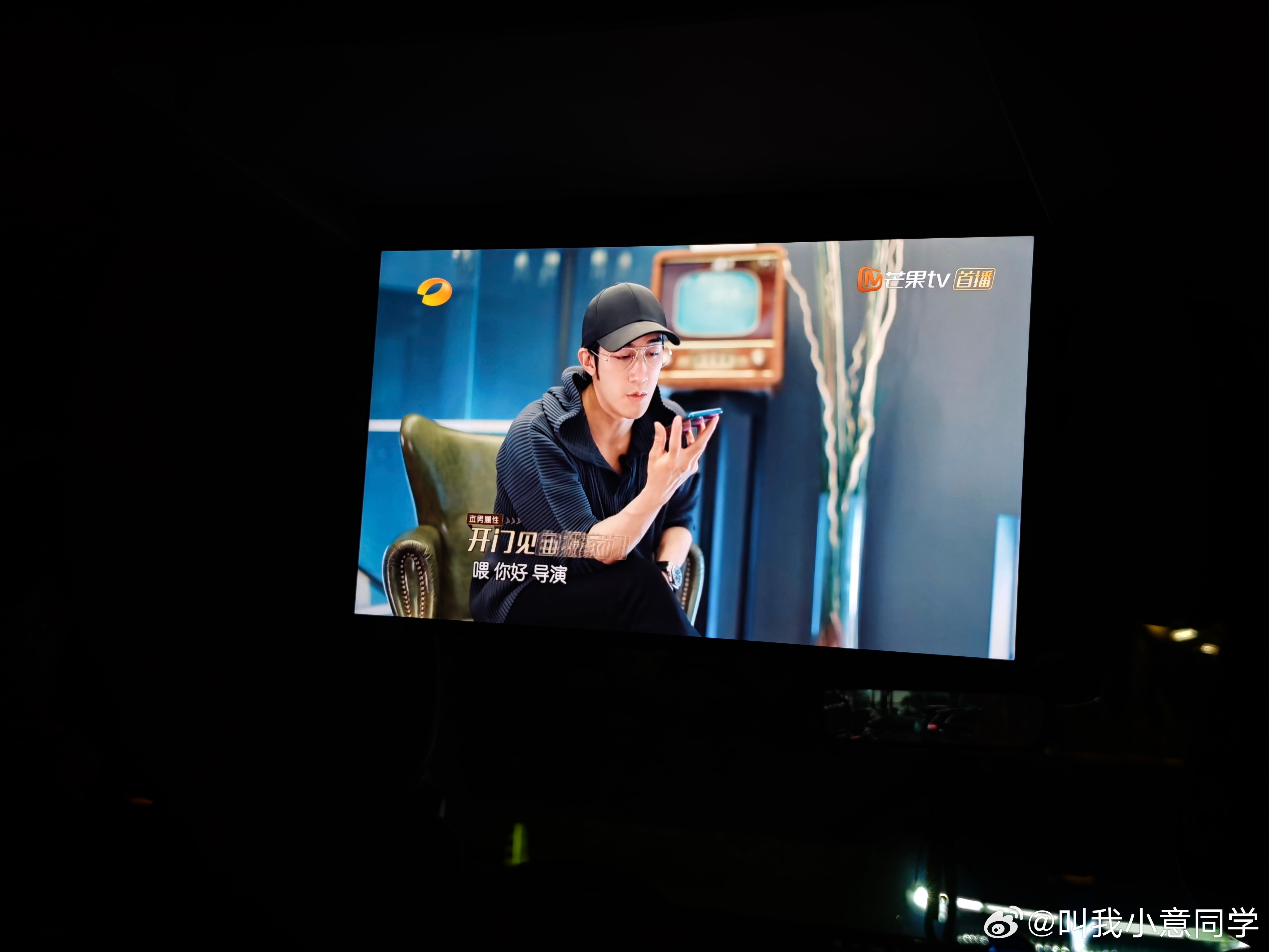 开问界M7出门的好处就是，随时随地能在后排看综艺